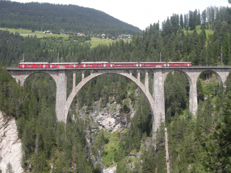 Der Be4/4 Pendelzug am 26.5.08 wird wegen des swiss alpine marathons  auf der Strecke Davos-Filisur eingesetzt.