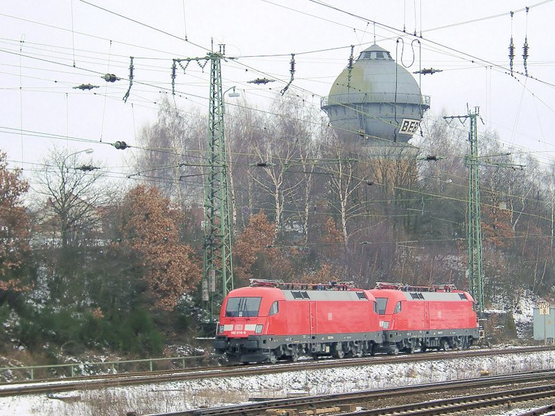 Der Bebraer Wasserturm mit zwei Schnheiten namens 182 (Winter 2002). Rund um den Wasserturm fahren brigens auch Zge - die der Eisenbahnfreunde Bebra e.V. (http://www.ef-bebra.de/).