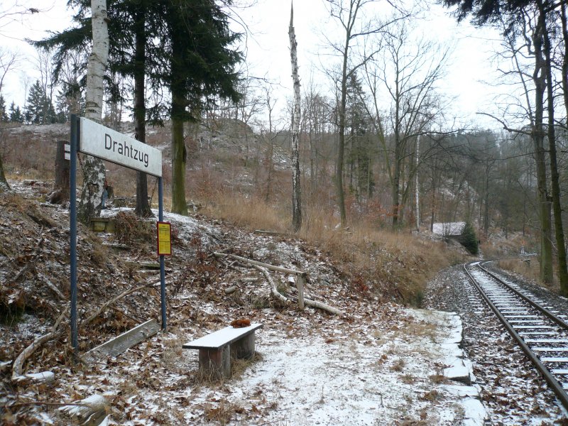 Der Bedarfshaltepunkt Drahtzug auf der Selketalbahn zwischen Alexisbad und M�gdesprung am 31.1.2009. Der Bahnsteig ist gerade so lang wie ein Triebwagen der HSB.