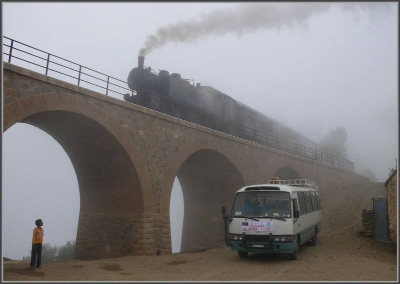 Der Begleitbus von Trains Unlimited Tours wartet bis der Dampfzug im Nebel bei Arbaroba verschwunden ist. (31.10.2008)