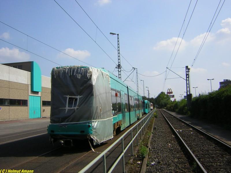 Der bei einem Verkehrsunfall beschdigte S-Triebwagen 220 stand am 03.09.2005 auf dem Auengelnde der Stadtbahn-Zentralwerkstatt. Die Aufnahme entstand anllich einer Sonderfahrt inclusive 
Besichtigung und Fhrung durch die Stadtbahn-Zentralwerkstatt.


