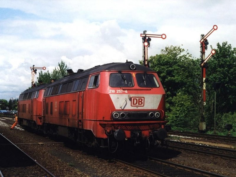 Der Beifahrer pausiert whrend die 218 257-4 und die 218 490-1 warten in Bahnhof Niebll am 16-5-1999. Bild und scan: Date Jan de Vries.
