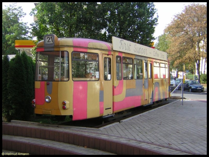 Der Beiwagen 1813 des Typs m mutierte nach der Ausmusterung zum Caf� und steht seitdem in dieser Funktion vor der Kirche des Nazareners in Frankfurt am Main, die urspr�ngliche Innenausstattung ist nat�rlich nicht mehr vorhanden. Lediglich die hintere Liniennummerntafel ist noch im Kasten und zeigt, auf welcher Linie der Beiwagen zuletzt im Einsatz war. 