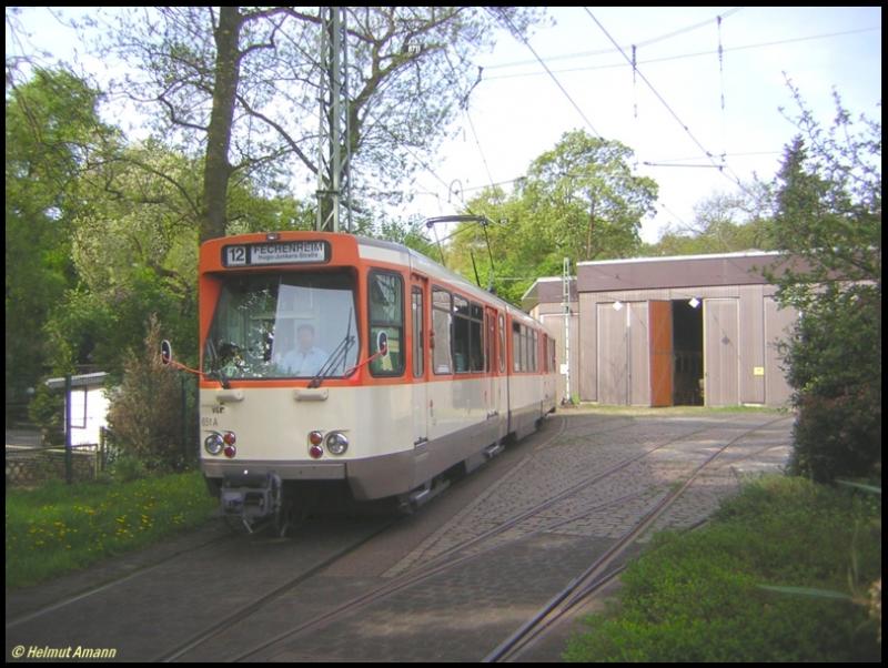 Der bereits am 20.07.2005 abgestellte lteste und erste Pt-Triebwagen 651 (Baujahr 1972) bekam gemeinsam mit einigen seiner Artgenossen, die auch schon abgestellt waren, eine Untersuchung und wurde aufgrund von hohem Fahrzeugbedarf fr die Fuball-WM reaktiviert. Am 04.05.2006 befand er sich im Einsatz auf dem 13. Zug der Linie 12, aufgenommen bei der Ausfahrt aus der Wendeschleife an der Endstation Schwanheim / Rheinlandstrae, die um die Halle West des Verkehrsmuseums im Bild hinter dem Wagen herumfhrt.