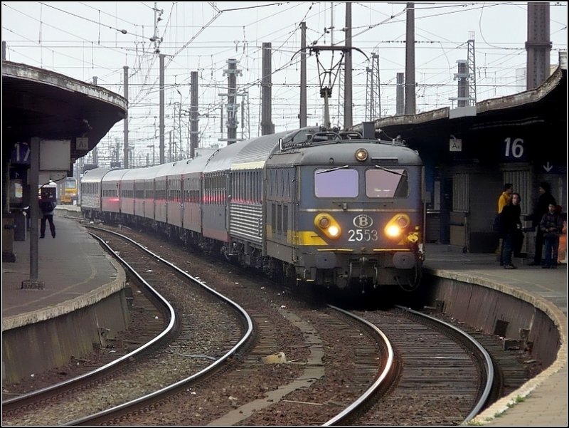 Der Bergland Express gezogen von E-Lok 2553 verlsst am 09.03.08 den Bahnhof Bruxelles Midi in Richtung Amsterdam. (Jeanny)