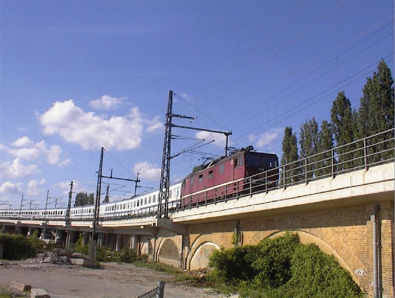 Der Berlin-Warszawa-Express mit einer 180er im DR-Farbkleid am 3.8.02 zwischen Lehrter Stadtbahnhof und Friedrichstrae (Berlin).