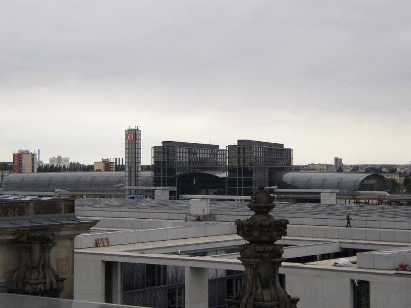 Der Berliner Hauptbahnhof mal von einer anderen Seite fotografiert, nmlich von der groen Berliner Reichstag´s Kuppel.
30.08.07
