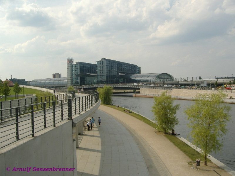 Der Berliner Hauptbahnhofes, mit der Spree im Vordergrund, wurde 2006 erffnet. Das markante Gebude wurde vom Architektenbro gmp unter Leitung von Meinhard von Gerkan entworfen.
25.06.2006