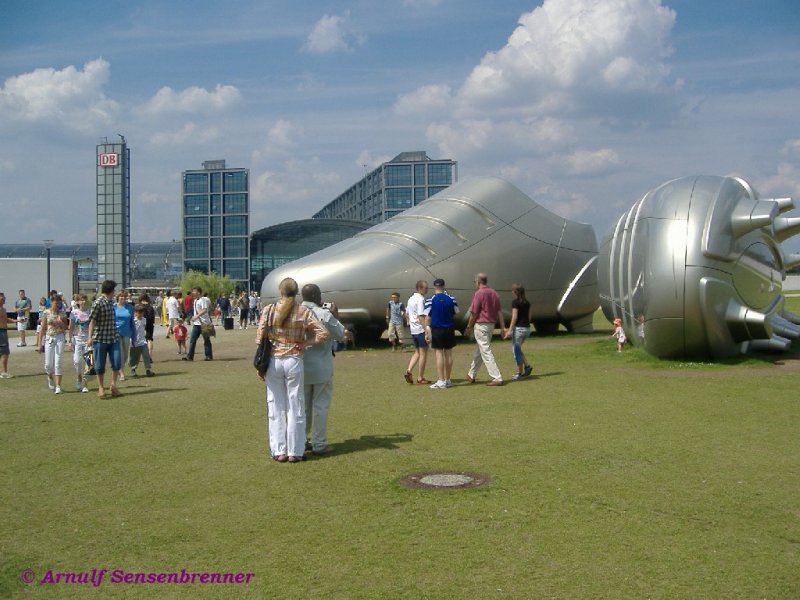 Der Berliner Hauptbahnhofs, der 2006 eingeweiht wurde. Das markante Gebude wurde vom Architektenbro gmp unter Leitung von Meinhard von Gerkan entworfen. Unbersehbar: In Deutschland findet gerade ein Sommermrchen zur Fuball-WM statt. 
25.06.2006