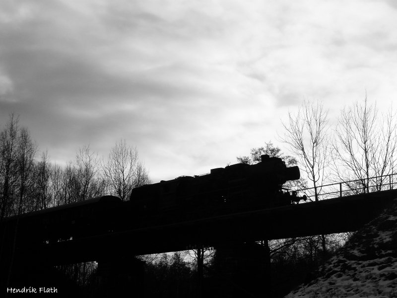 Der Berliner Zug mit 52 8079 rollt ber die Zschopaubrcke in Schlettau. Datum: 21.12.2008
