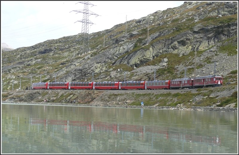 Der Bernina Express 951 von Chur nach Tirano fhrt dem Lago Bianco entlang. Triebwagen ABe 4/4 II 43 und 41 ziehen die sechs Panoramawagen ber den Berninapass. (10.09.2008)