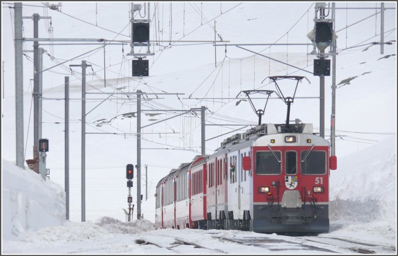 Der BerninaExpress mit Triebwagen 51 und 53 trifft in Ospizio Bernina 2256m /M. ein. (02.03.2009)