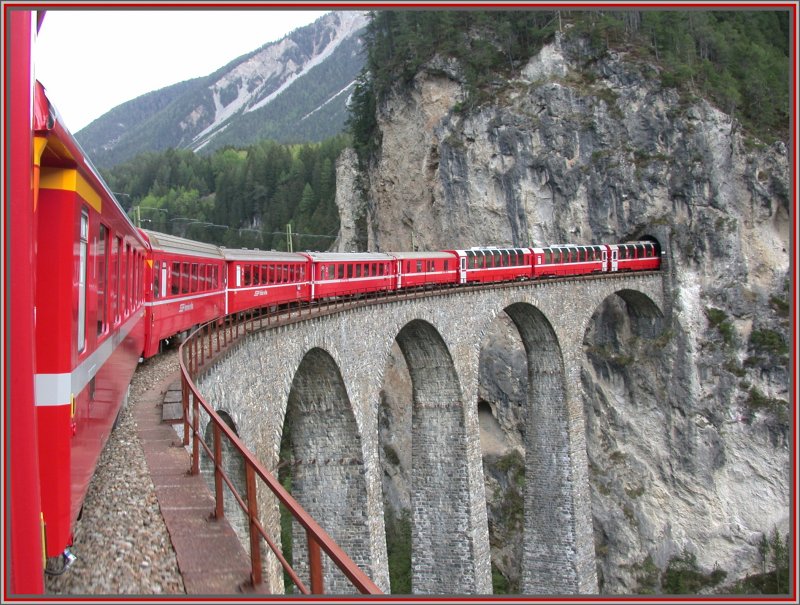 Der Berninaexpress berquert auf der Fahrt nach Chur kurz nach Filisur den Landwasserviadukt. Das ist eines der meist fotgrafierten Sujets auf dem Netz der RhB. (13.06.2007)