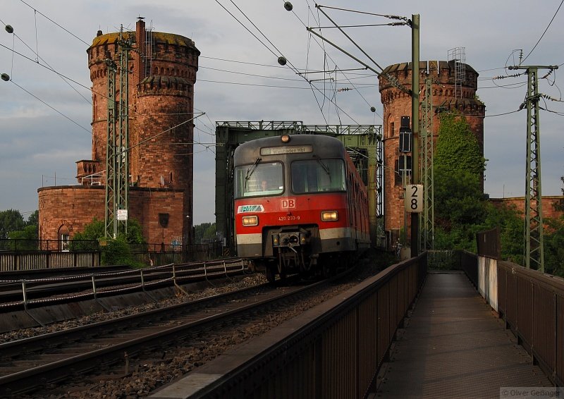 Der beschauliche Teil der S-Bahn-Reise mit 420 233-9. Die S8 hat soeben Roland's Reich mit der Todesstrafe in der Verfassung verlassen, um die benachbarte Landeshauptstadt zu besuchen. Danach geht es zur�ck, direkt die H�hle des L�wen. (Mainz, 05. Juni 2009)