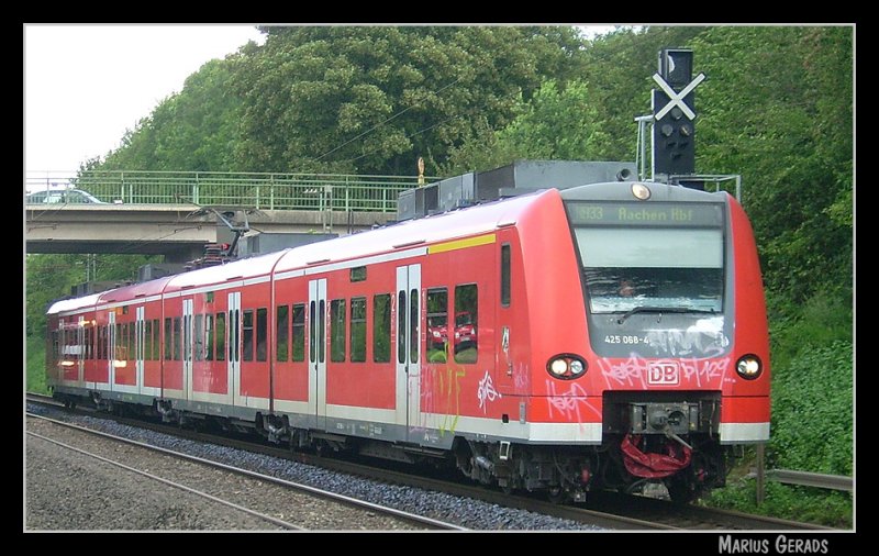 Der beschmierte 425 068 fhrt als RB33  Rhein-Niers-Bahn  gen Aachen, hier am Esig Geilenkirchen. Wegen Gleisbauarbeiten verkehrt dieser Zug auf dem Gegengleis. 28.Juli 2007