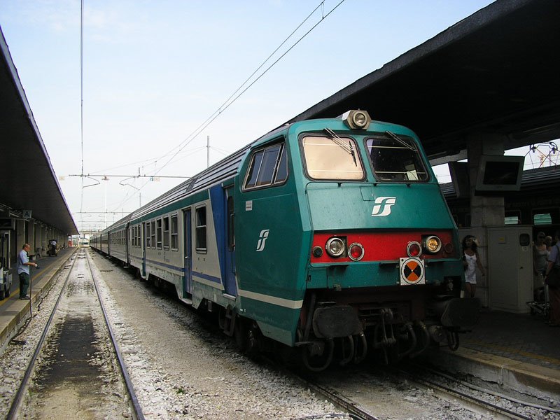 Der besonders hliche (aber doch sympatische) Steuerwagen
eines Regionalzuges aus Trieste in Venezia Santa Lucia, 31.07.2008