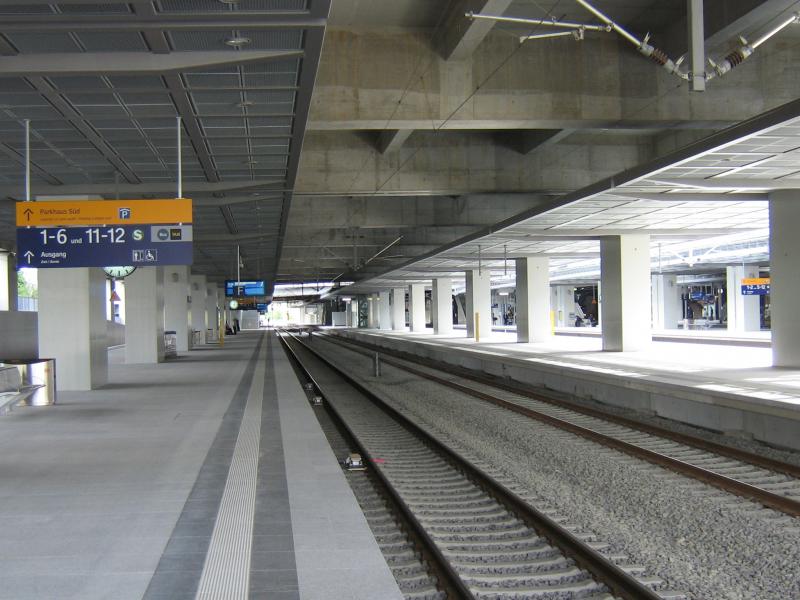 Der Betonklotz Sdkreuz, Gleis 6 und 7.
Der Bahnhof wirkt richtig kahl und leer.