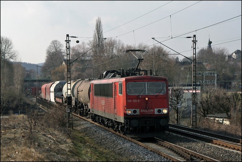 Der Betriebsdienst sieht man der 155 125 deutlich an als sie am 07.03.2009 mit dem FIR 51246(?) den Harkortsee berquert und in wenigen Minuten Hagen-Vorhalle erreicht.
