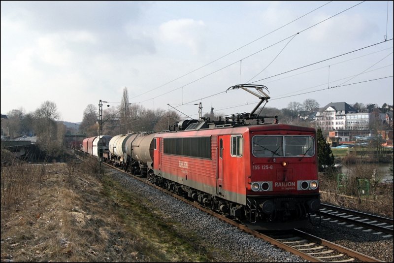 Der Betriebsdienst sieht man der 155 125 deutlich an als sie am 07.03.2009 mit dem FIR 51246(?) den Harkortsee berquert und in wenigen Minuten Hagen-Vorhalle erreicht.
