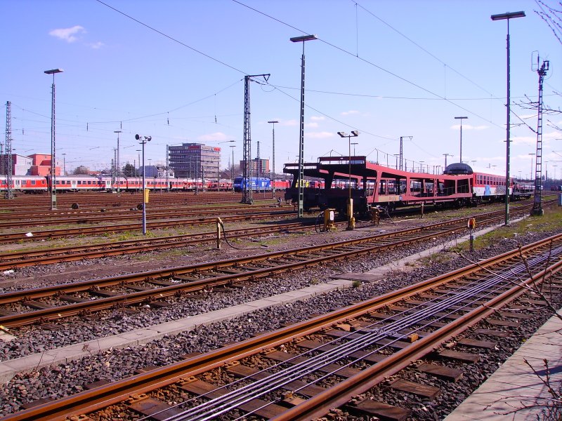 Der Betriebshof Langenfelde. Auf diesem Bahnareal werden Reisezge neu zusammen gestellt und Reisezugwagen repariert und gesubert. 101 136 und 101 141 sind ebenfalls zum Fotozeitpunkt im Werk und warten auf ihre nchsten Aufgaben. Hamburg-Langenfelde, 4.4.07