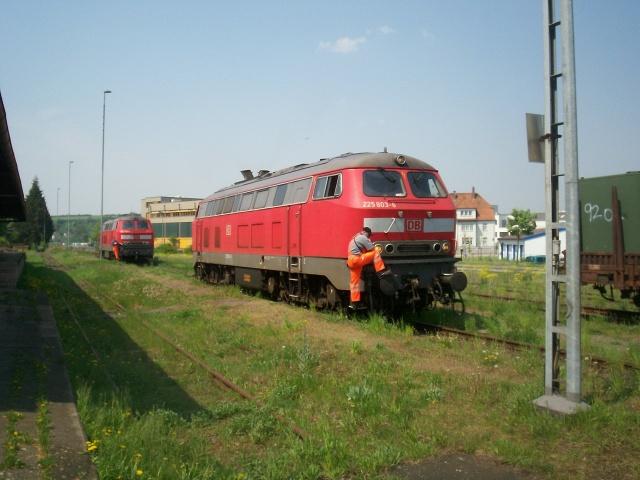 Der Bewuchs zeigt, dass nichts mehr geht. Der Abzug der US-Armee bescherte der Unteren Steigerwaldbahn von Schweinfurt nach Kitzingen-Etwashausen am 8. Mai 2006 jedoch den Einsatz von 225 101 und 225 803. Nach den erforderlichen Rangierarbeiten fuhren beide Maschinen am Nachmittag mit je einem Zug zurck nach Schweinfurt.