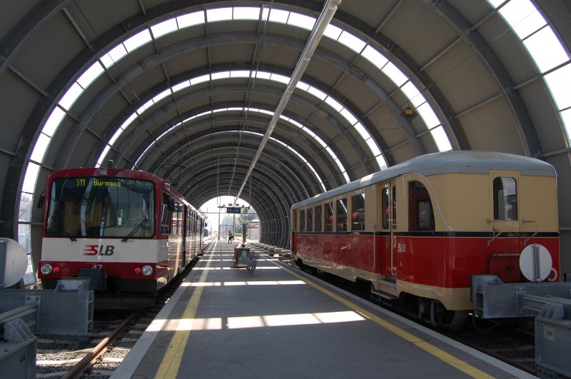 Der Bf Trimmelkam von innen mit der S-Bahn und einem historischen Personenwagen im Juli 2007