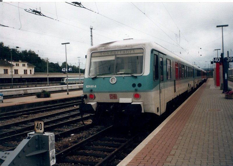 Der Bh Kaiserslautern besitzt fnf Triebwagen der Baureihe 629.Im Oktober 2000 stand der Triebwagen 629 001 in Kaiserslautern zur Abfahrt bereit