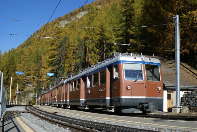 Der Bhe 4/8 3042 steht am Nachmittag des 19. Oktober 2008 in der Station Findelbach. Der Wald hat sich herbstlich gelb gefrbt.