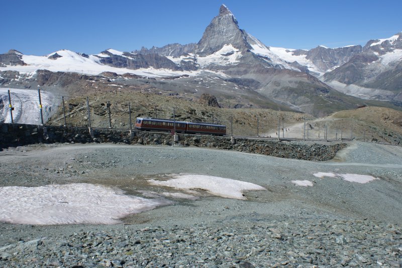 Der Bhe 4/8 3043 erklimmt die letzten Meter zum Gornergrat vor der Kulisse des Matterhorns.