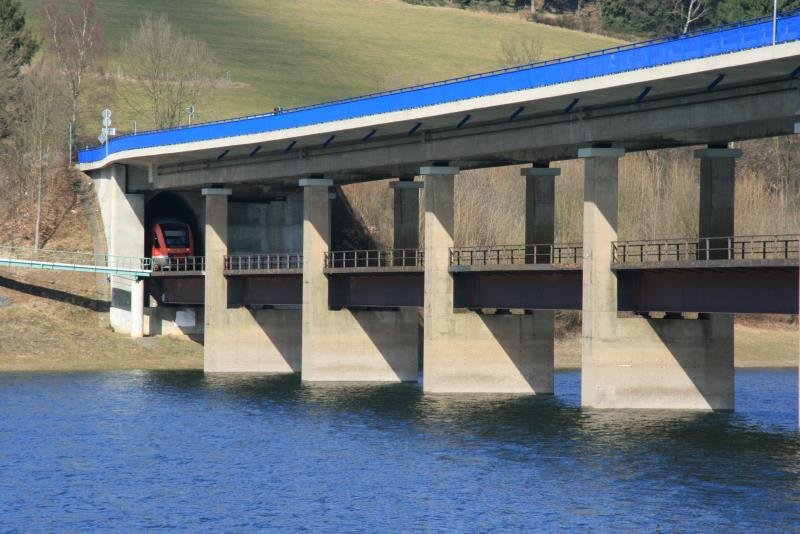 Der Bigge Express hat die Listertalbrcke berquert und fhrt in den 1071m langen Brausenberg-Tunnel ein; 07.03.2009