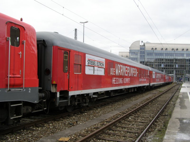 Der Bimz 51 80 22-91 306-6 im Stiebel Eltron Showtrain in M�nchen.