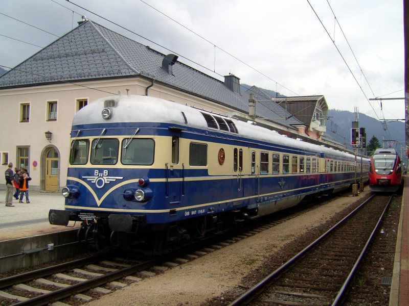 Der Blaue Blitz am 23.08.2008 Ausgestellt auf Gleis 1 in Wrgl Hbf zum anlas 150 Jahre Eisenbahnen in Tirol. 