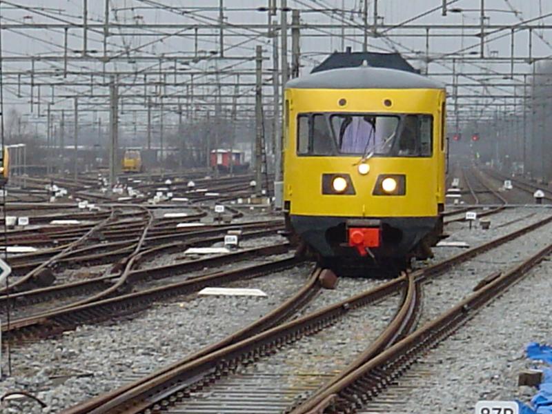 Der Blaue Engel rollt in die Bahnhof Zutphen. Hier wendet der zug in die richting Winterswijk (30 januar 2005)