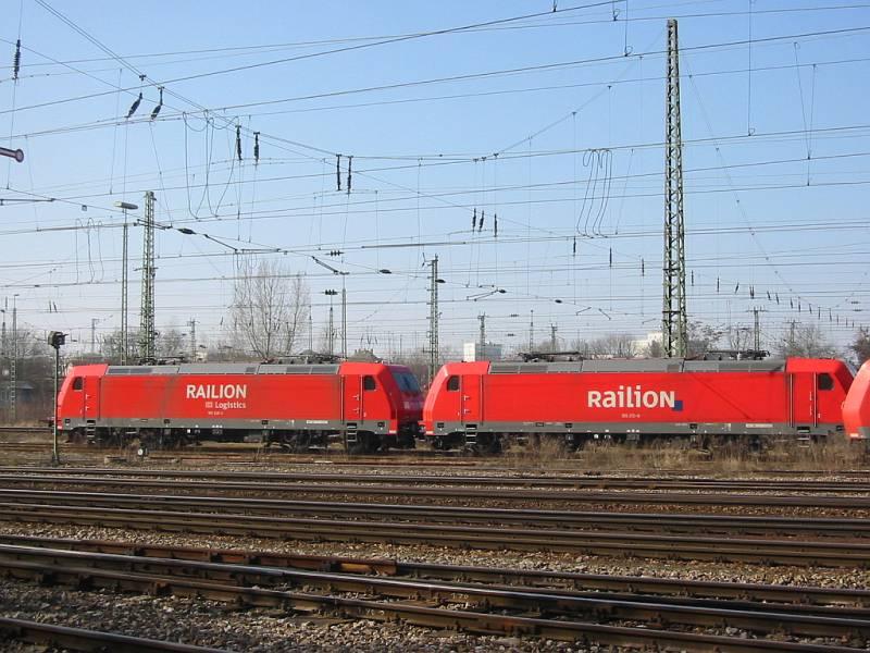 Der Blick auf diese beiden BR 185 in Karlsruhe Gbf bietet einen interessanten Vergleich des aktuellen RAILION-Logos (linke Lok) mit dem vorherigen (rechte Lok). Die Aufnahme stammt vom 19.03.2006.