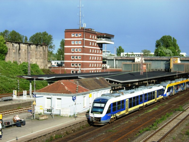 Der Blick auf die untere Ebene vom Osnabr�cker Hbf. Hinter dem Stellwerk kann man einen Intercity auf der oberen Ebene sehen. Aufgenommen am 12.5.2007.