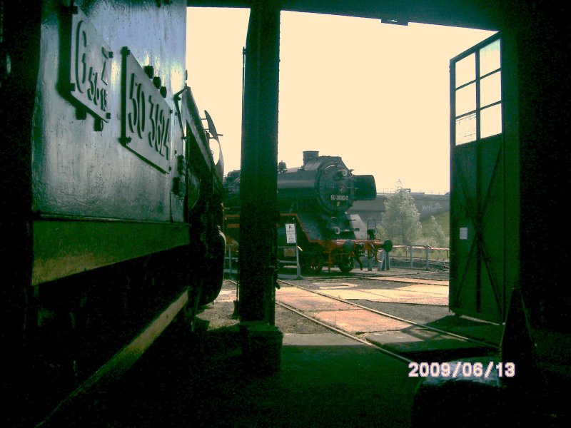 Der Blick aus den Salzwedler Lokschuppen auf die drescheibe am 13. Juni 2009.(ffentlich zugnlich)
