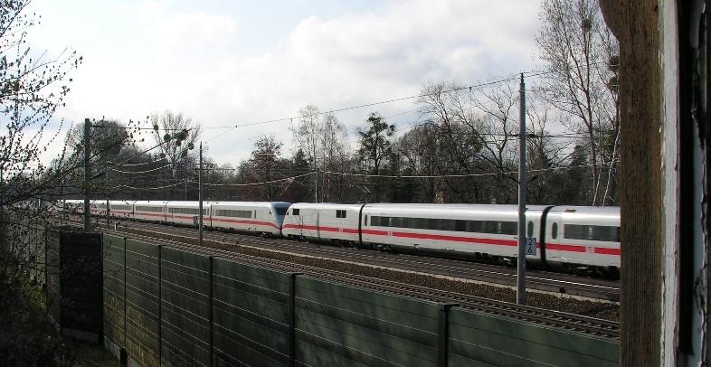Der Blick aus der Stellwerksruine Dot in Dallgow-Dberitz an der Hochgeschwindigkeitverbindung Hannover - Berlin auf einen vorbeifahrenden ICE in Richtung Hannover am 8.4.2005.
