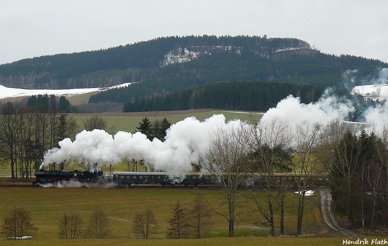 Der Blick des Fotografen schweift bei den Sonderfahrten immer wieder in die schne Landschaft des Erzgebirges. Hier ist der 807m hohe Scheibenberg zu betrachten, vor dessen Kulisse sich 50 3648 die Steigung nach Sehma hinauf qult. Aufgenommen bei Walthersdorf am 28.03.2009