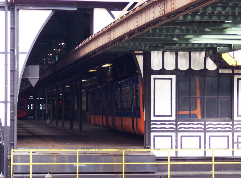 Der Blick in die Wagenhalle der Schwebebahn in Wuppertal Oberbarmen. 22.06.07