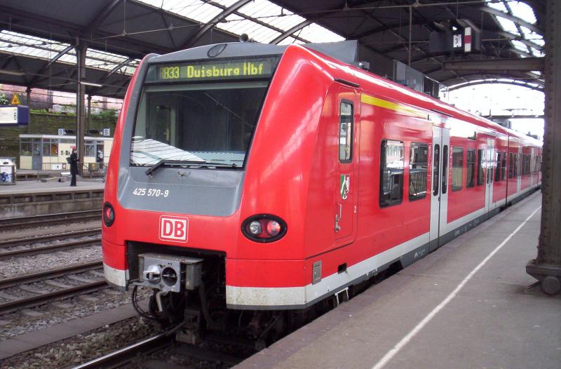 Der blitzblank saubere 425 570(070) steht im Frhjahr 2005 als RB 33 nach Duisburg Hbf zu Abfhart bereit in seinem Startbahnhof Aachen