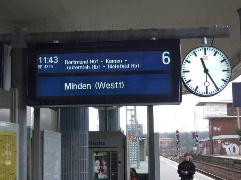 Der Bochumer Hbf. wurde mit Zugzielanzeigern digtalisiert,sowie mit neuen DB Keksen und Kameras ausgestattet.(08.12.2007)  