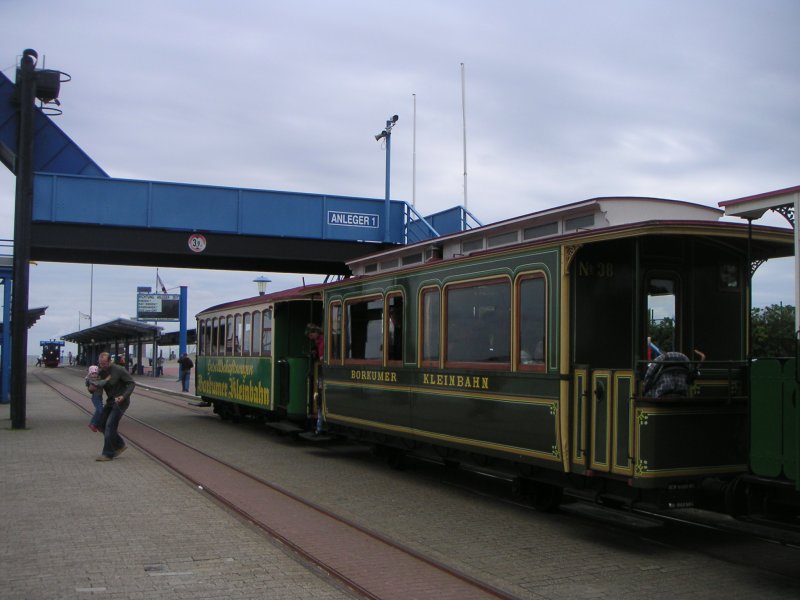 Der Borkumer Museumszug am 26.5.2007 im Hafen