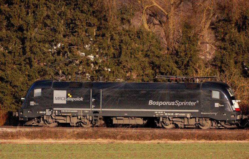 Der  Bosporus-Sprinter  im ICE-Ersatzverkehr. ES 64 U2-067 im Nachmittagslicht des 28.12.2008 nach Mindelaltheim.
