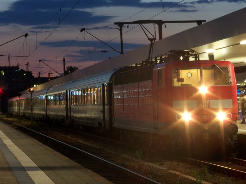 Der BR 181 205 wurde die traurige Ehre zu teil, den letzten EC von Paris EST nach Frankfurt am Main zu ziehen. Hier steht sie um 22.20 in Mannheim.