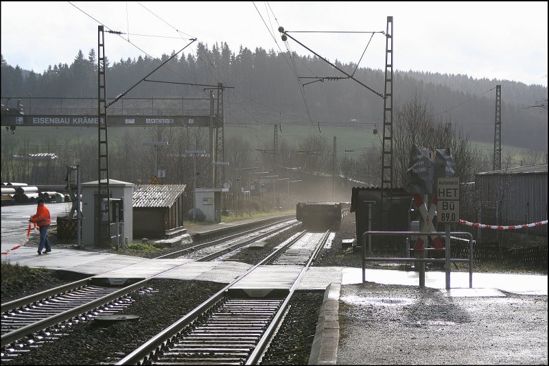 Der Brammenzug verl�sst Littfeld Richtung Kreuztal. Der Bahn�bergang wird wieder ge�ffnet.