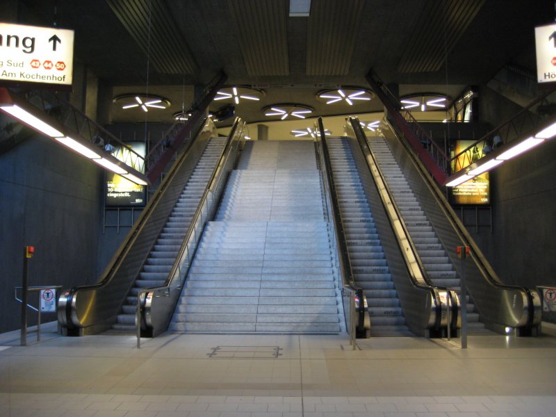 Der breite Treppen- und Rolltreppenaufgang zum ehemaligen Messegelnde in der Stadtbahnhaltestelle Killesberg. 