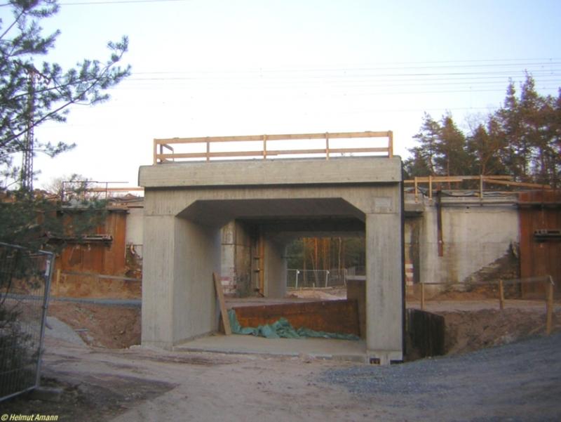 Der Brckenrahmen fr die zuknftige eigene Trasse der S7 nach Riedstadt-Goddelau steht am 07.04.2006 noch einsam mitten im Wald, dahinter ist die Brcke der alten Trasse in Richtung Mannheim zu sehen. An der neuen Brcke ist rechts oben das Baujahr 2006 eingelassen.