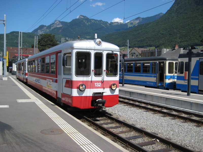Der Bt 132 steht gemeinsam mit dem Be 4/4 101 im Bahnhof Aigle. (26.Juli 2008)