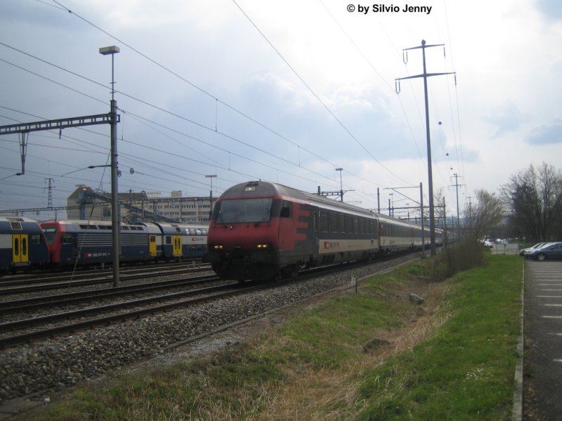 Der Bt 50 85 28-94 917-7 fhrt als Verstrkungsmodul zu einem IC Dosto den IC 825 in Richtung Romanshorn an. Am Schluss schiebt die Re 460 052-4 ''Eigenamt''. UA Oberiwnterthur, 12.4.08