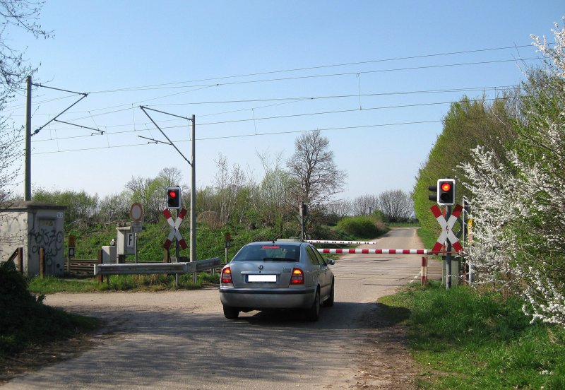 Der B� am Km 10.2 an der Kbs 140 bei Reeke aus der Autofahrerperspektive. In wenigen Sekunden wird der RE 21425 L�beck Hbf - Hamburg Hbf den B� passieren. Aufgenommen am 16.04.09.